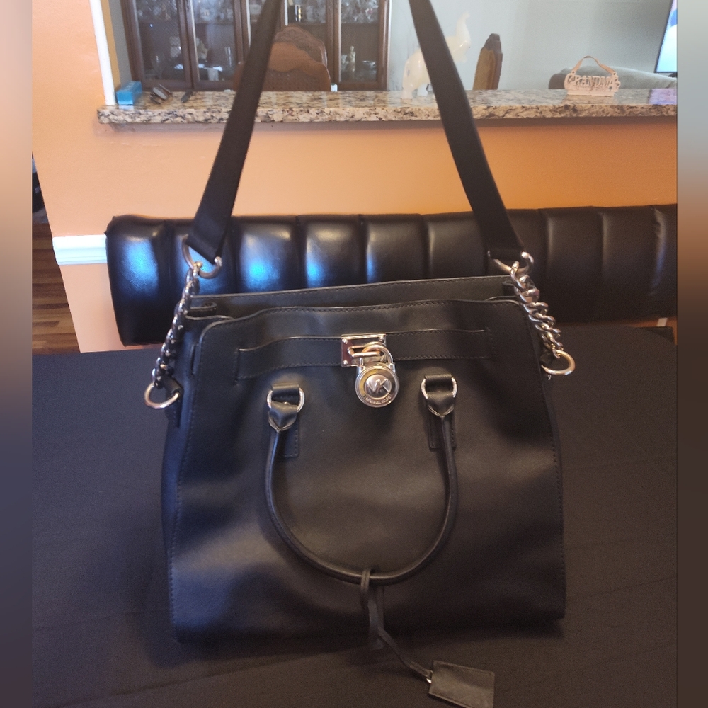 Lg HAMILTON Michael Kors Black Shoulder Bag with Chain Details and Lock